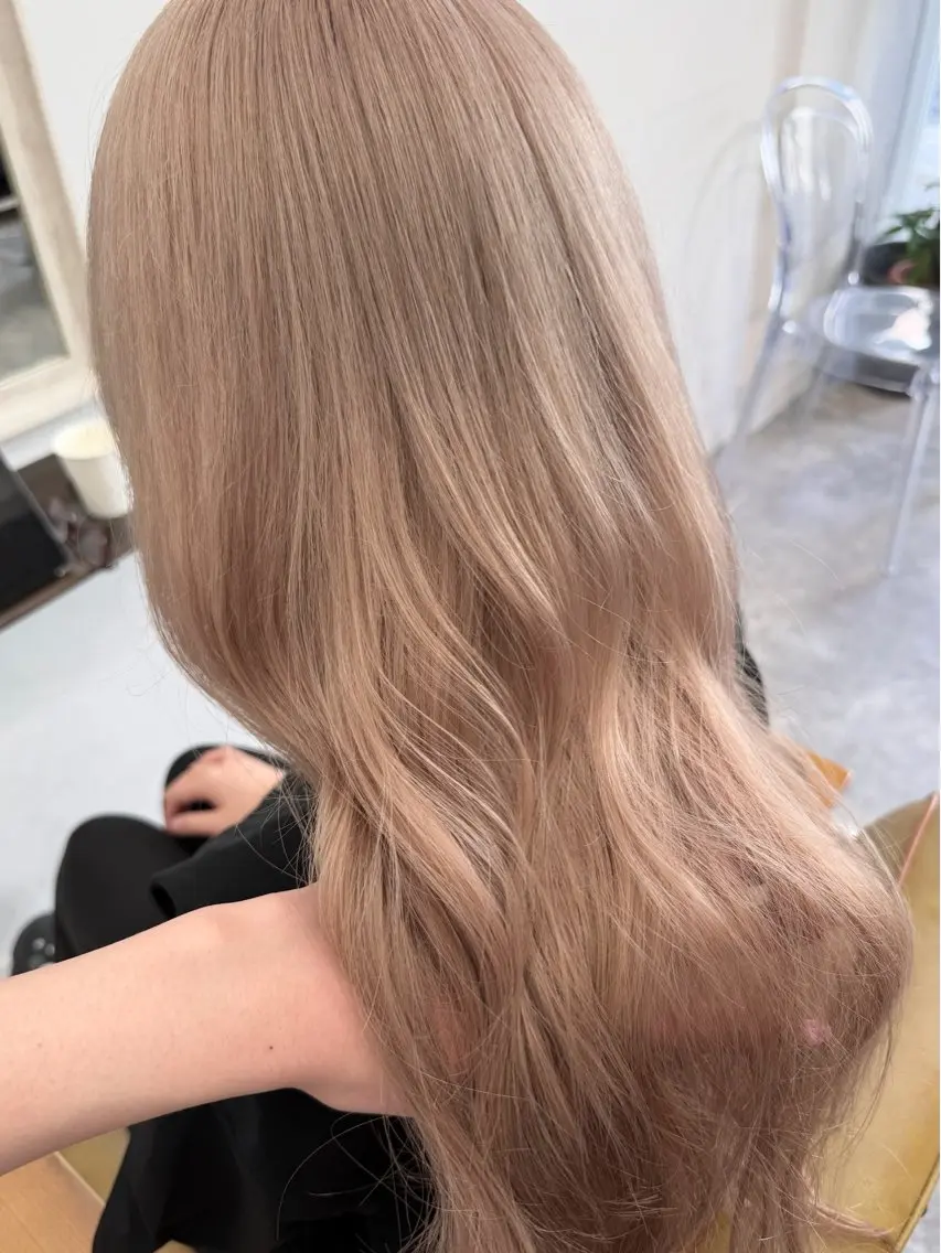 ロング カラー ヘアカラー 𝐍𝐎𝐀 /ブリーチカラーのヘアスタイル