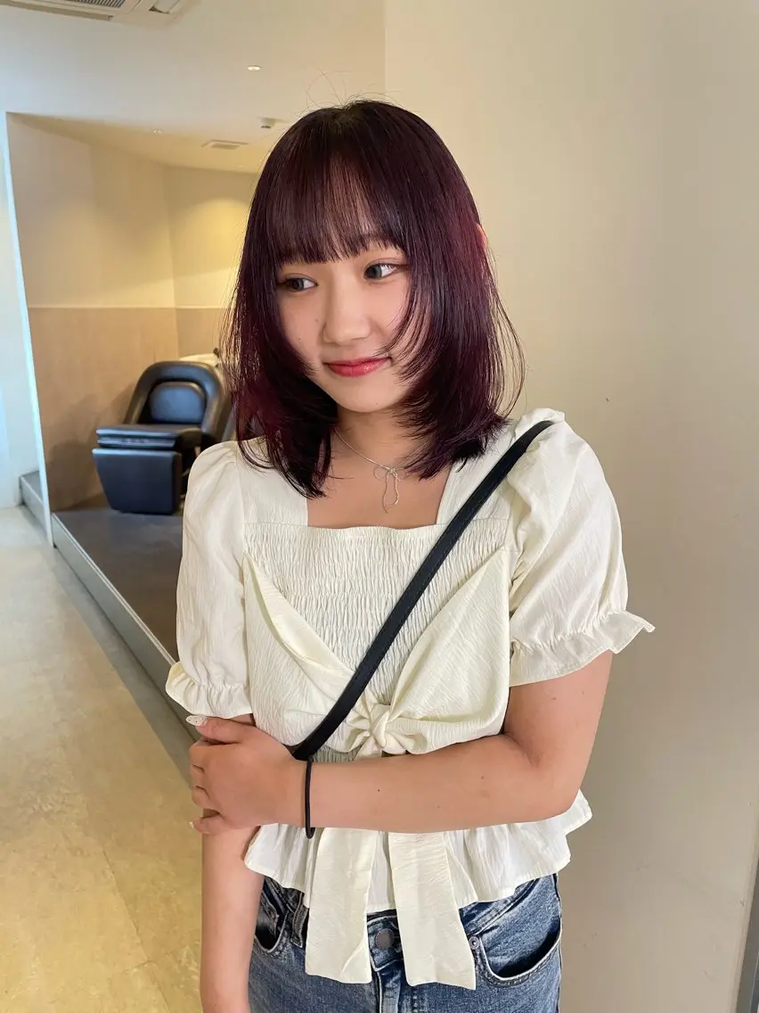 ミディアム カラー ミディアムレイヤー レッドカラー 顔まわりレイヤー ハッシュカット レイヤーカット カット ヘアカラー トリートメント MIU/ルーツカラー 顔まわりレイヤーのヘアスタイル