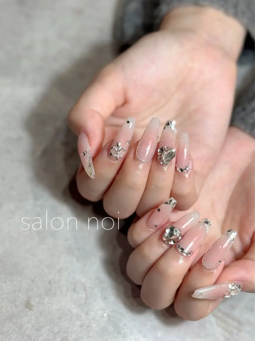 ネイル チークネイル ストーンネイル ハンドネイル salon noiのネイルデザイン