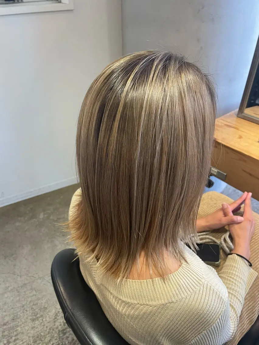 ミディアム カラー パーマ ヘアアレンジ ヘアカラー トリートメント ハイトーンカラー🤍 山下 優華のヘアスタイル