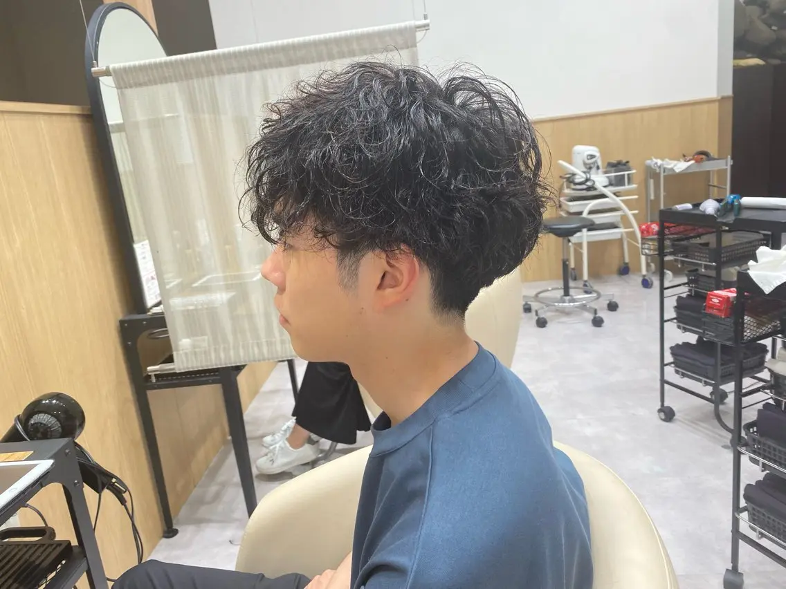 ショート メンズ マッシュ 波巻きパーマ 本間 広樹のヘアスタイル