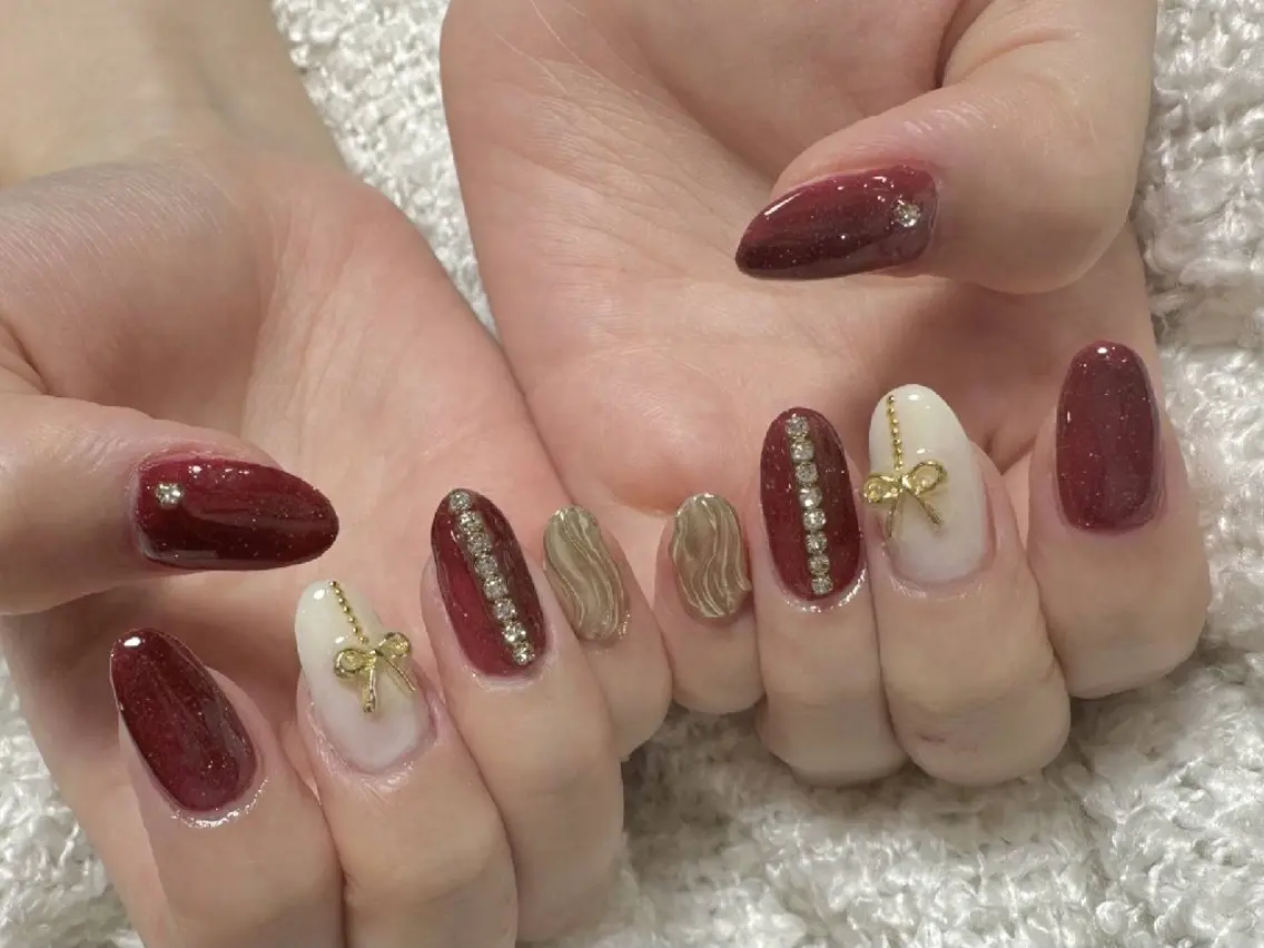 ネイル ゴールド 赤色 冬ネイル クリスマス TAKAHASHI NANAMIのマツエク・マツパデザイン