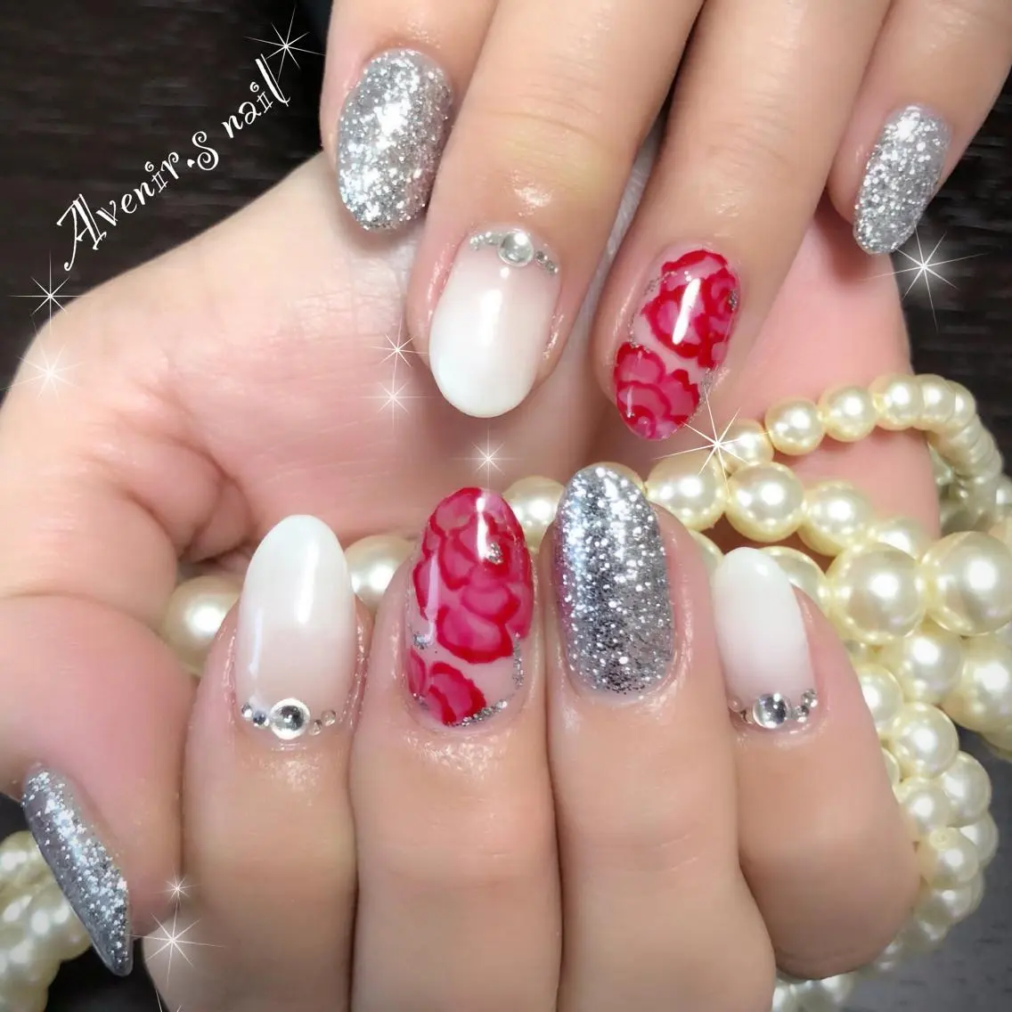 ネイル 赤色 シルバー ホワイト Home Salon Avenir.のネイルデザイン