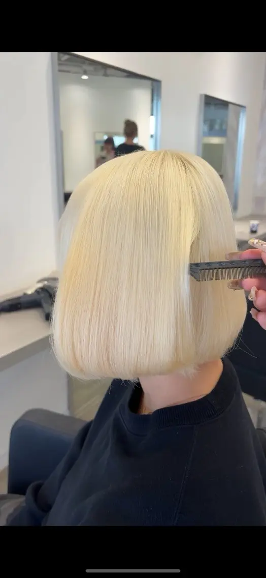 ショート カラー 抜きっぱなしブロンド ブロンド カット ヘアカラー EIGHT mana 海外グレージュ🥥のヘアスタイル