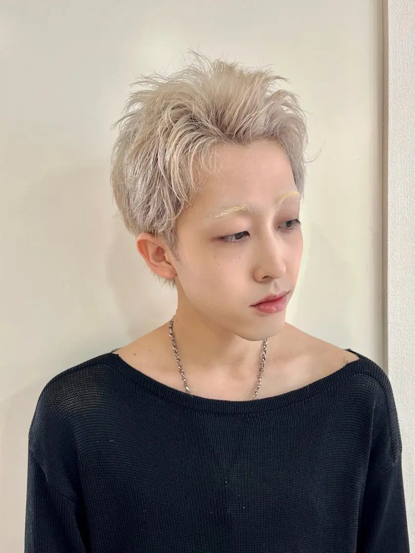 ショート カラー メンズ メンズブリーチ メンズショート ベージュカラー ブリーチ ホワイトベージュ ヘアカラー 派手髪デザインカラー ヒロカのヘアスタイル