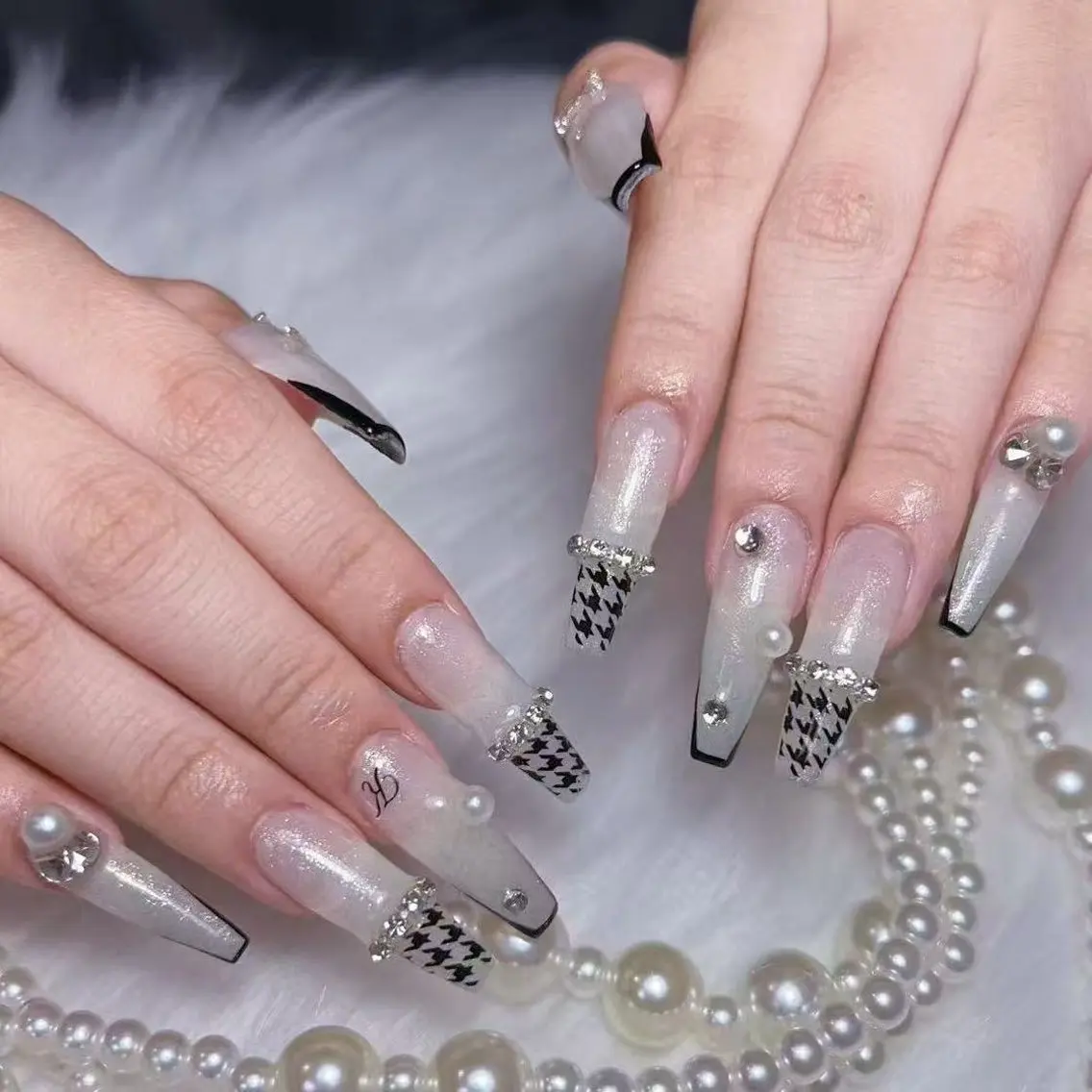 ネイル アートネイル オーロラネイル フラッシュネイル ガーリー キラキラネイル ハンドネイル Una NAILMANAMIのネイルデザイン
