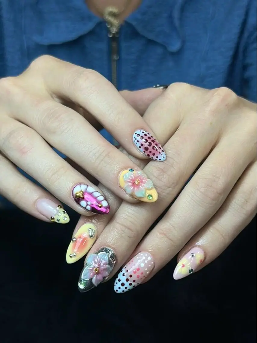 ネイル アートネイル ドット フラワーネイル ジェルネイル キラキラネイル Iconic Nailのネイルデザイン