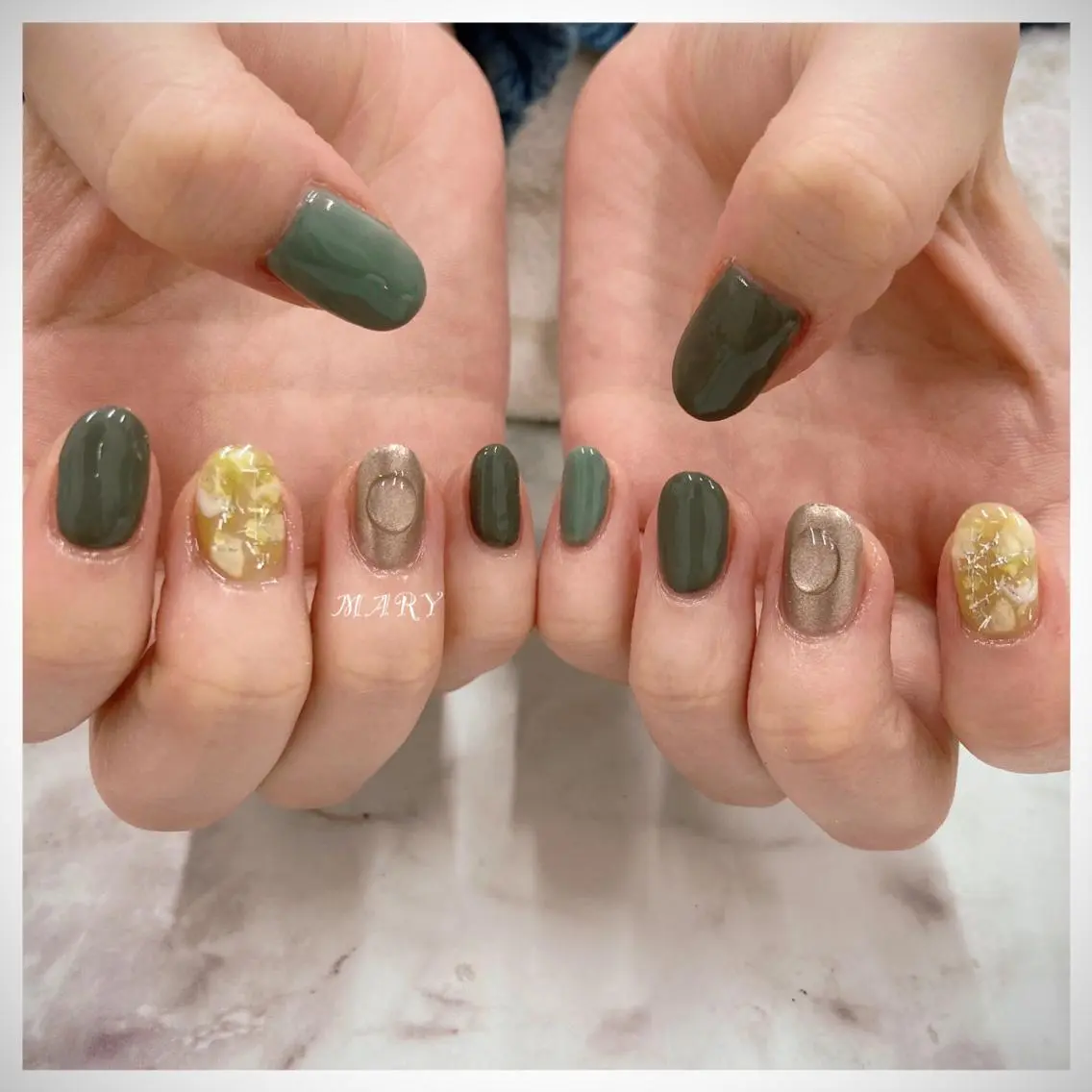 ネイル グリーン キラキラネイル マットネイル ミラーネイル ニュアンスネイル ハンドネイル Mary nail .narumiのネイルデザイン