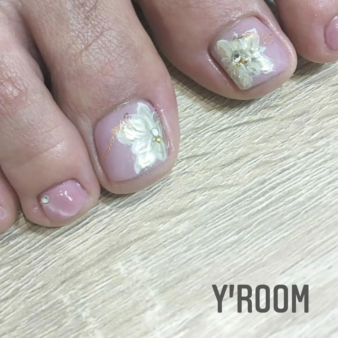 ネイル フラワーネイル ジェルネイル ミラーネイル ニュアンスネイル ワンカラーネイル YUKA （ネイリスト）のネイルデザイン