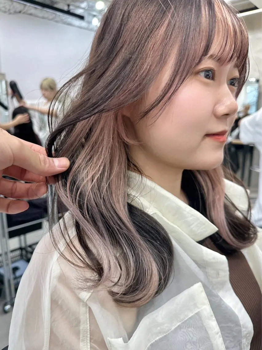 セミロング カラー イヤリングカラー インナーカラー トリートメント ヘアカラー トリートメント ヘアセット RYOSUKE ハイトーンのヘアスタイル