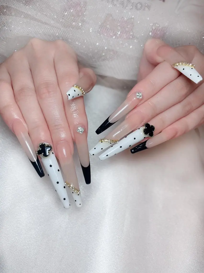 ネイル アートネイル ジェルネイル 韓国ネイル ニュアンスネイル ワンカラーネイル ハンドネイル Queen Nail Salonのネイルデザイン