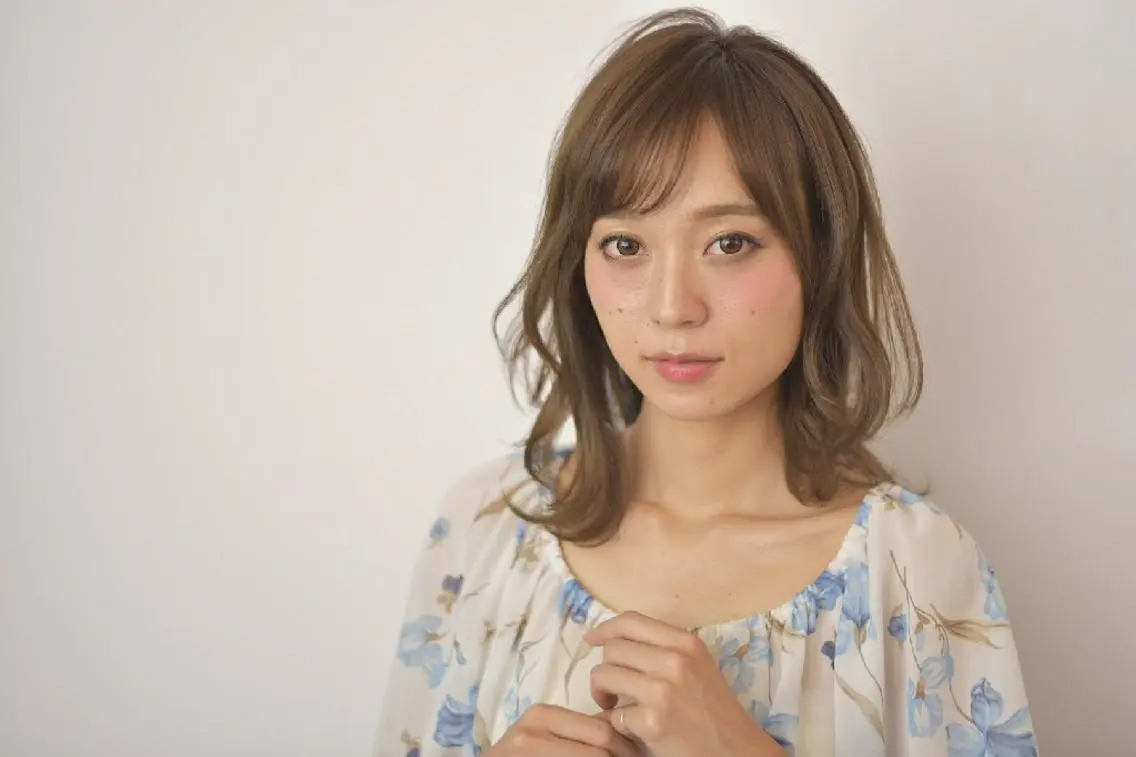 セミロング カラー 外ハネヘア 西岡 翼のヘアスタイル