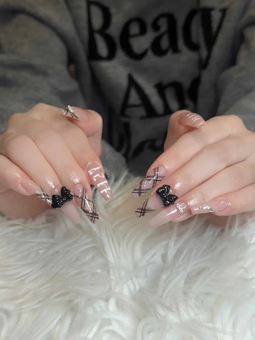 ネイル ボルドー ブラウン チークネイル ドット フットネイル Julli NailStudioのネイルデザイン