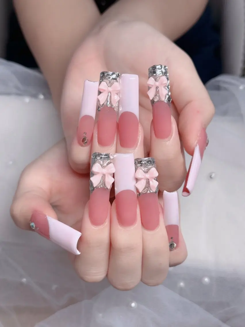 ネイル オーロラネイル フレンチネイル ジェルネイル ハロウィン キラキラネイル ハンドネイル H.baby Nail Salonのネイルデザイン