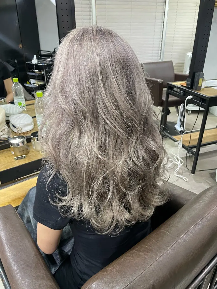 カラー ブリーチ グレージュ ヘアカラー トリートメント ミルクティーベージュ ブリーチ🖤サヤカのヘアスタイル