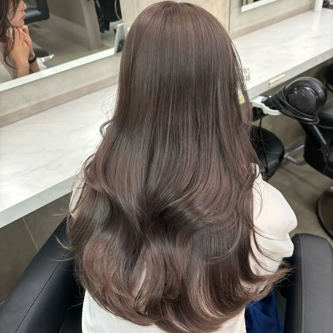 セミロング カラー 抜け感レイヤー︴ ニュアンスカラーのヘアスタイル