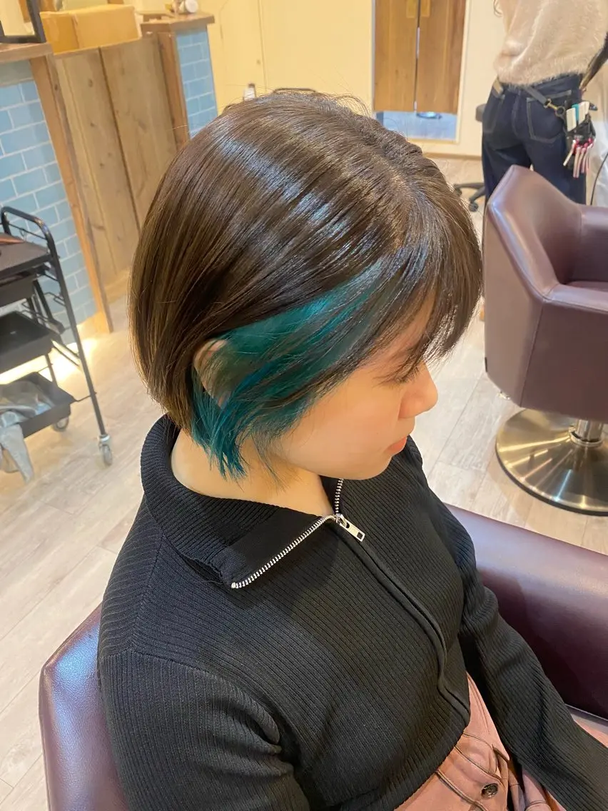 ショート カラー イヤリングカラー エメラルドグリーン ヘアカラー 🍑 モモカ🍑のヘアスタイル