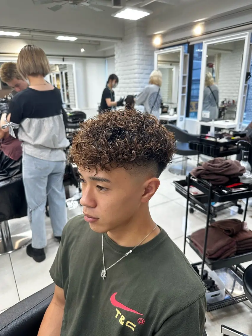 ショート パーマ メンズ フェードカット スペインカール 刈り上げ カット ヘアカラー パーマ トリートメント フェザーパーマ職人 🪶ryosukeのヘアスタイル
