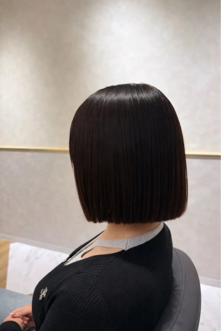 ショート ボブ 縮毛矯正 カット トリートメント 🩶ハイトーン🖤 URARAのヘアスタイル