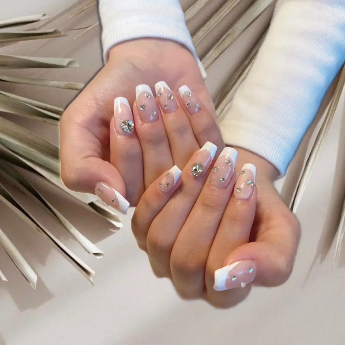 ネイル フレンチネイル ストーンネイル nail salon MUAのネイルデザイン