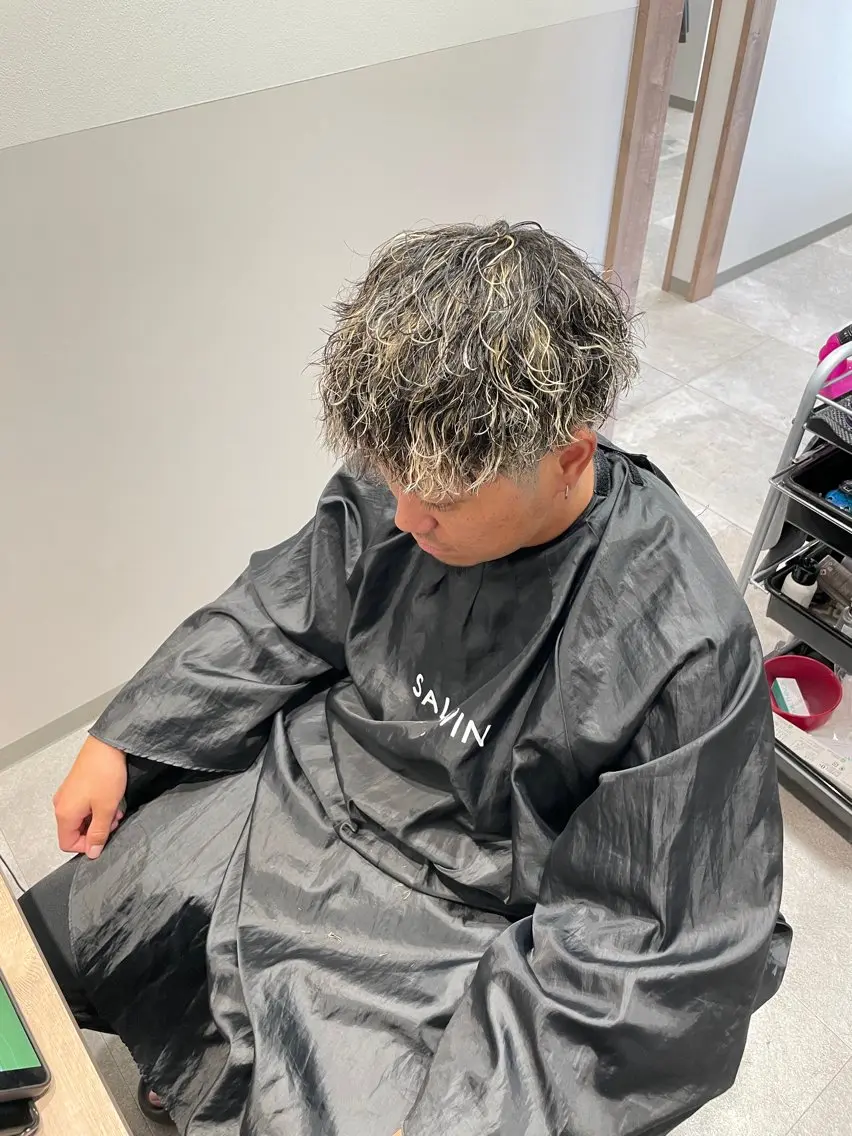 カラー パーマ メンズ メンズハイライト メンズメッシュ メンズパーマ 波巻きパーマ ハイライトカラー カット ヘアカラー パーマ 熊本メンズパーマ/ 飽田 優人のヘアスタイル