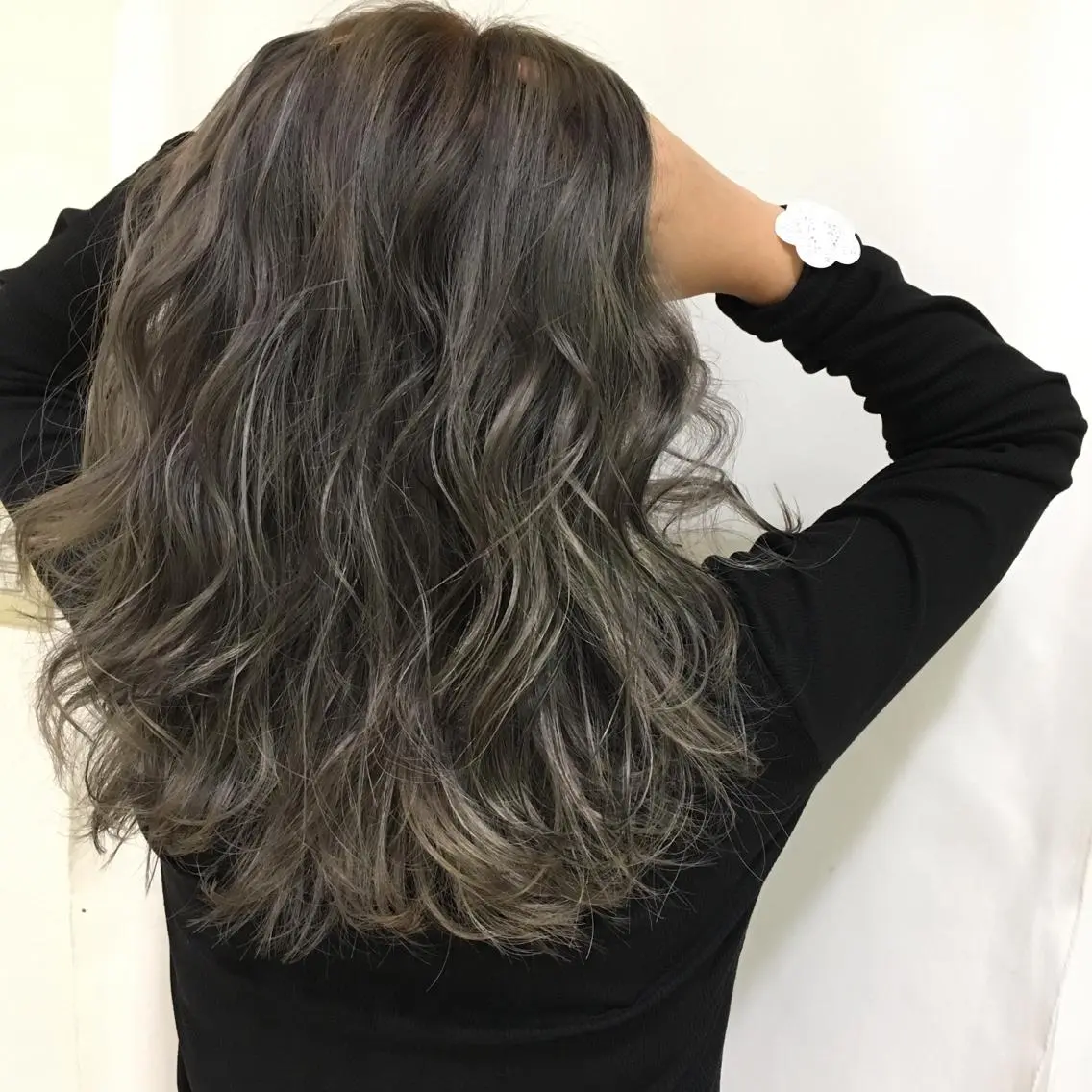 ショート カラー パーマ ヘアアレンジ マツエク・マツパ アッシュ ダークグレー ハイライトカラー ハイライト きむえり/髪質改善 /うねり広がり改善のヘアスタイル