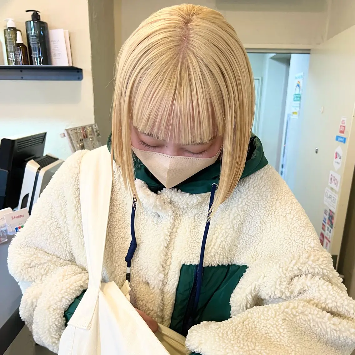 ショート カラー 切りっぱなしボブ ブロンド ホワイトブロンド ボブ 大久保 佳那のヘアスタイル