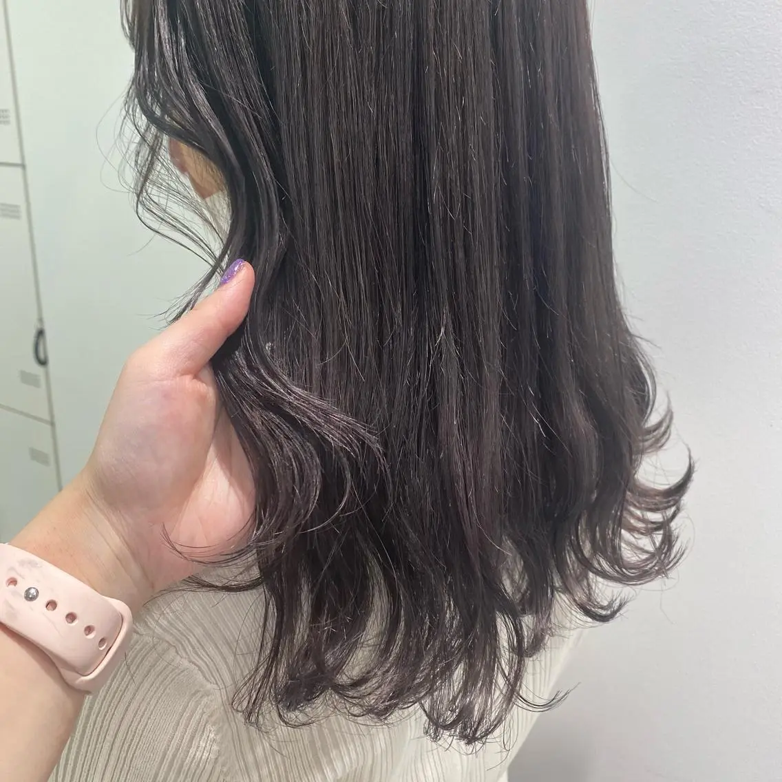 ロング 寒色/ベージュヘア ブリーチありMiOのヘアスタイル