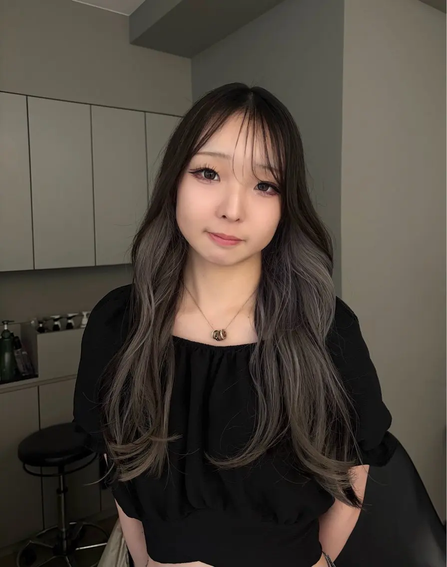 カラー シルバー 吉田 百々花のヘアスタイル