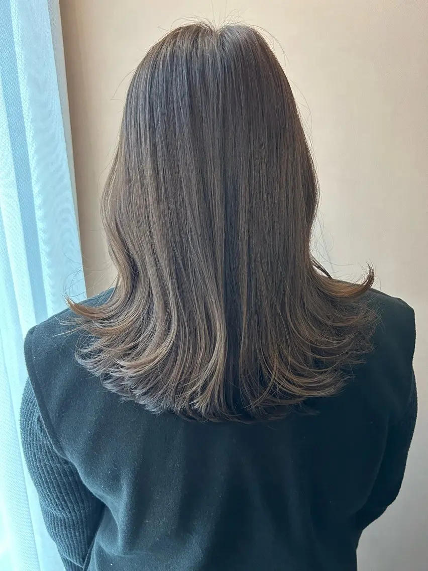 ロング カラー ブリーチ 透明感カラー グレージュ ブリーチなしカラー シルバー hubhair レイヤー/透明感のヘアスタイル