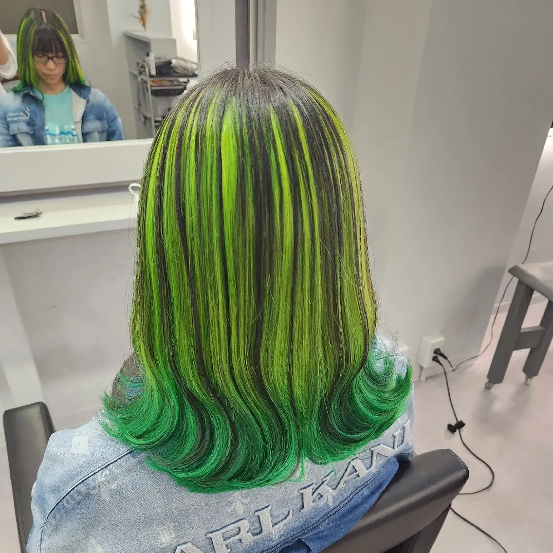 ミディアム カラー ヘアカラー ツヤ髪✨縮毛矯正 ハイトーンカラーのヘアスタイル
