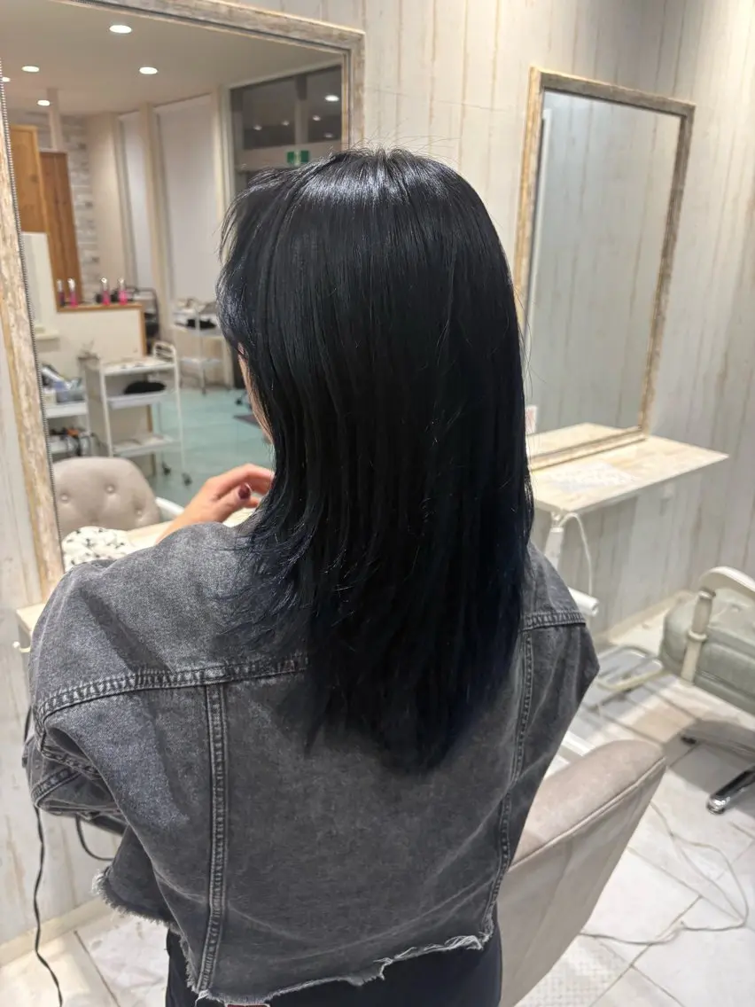 カラー ヘアカラー 岡田 真鈴のヘアスタイル