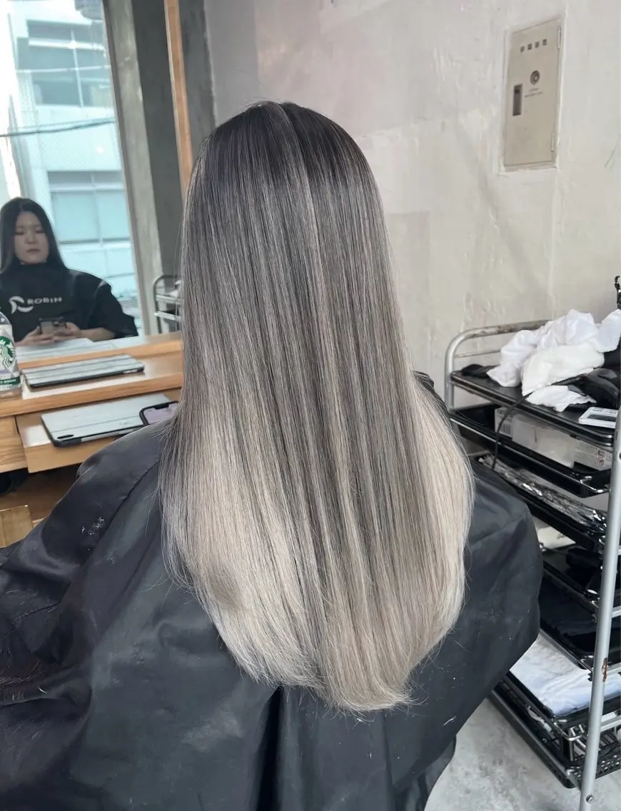 ロング カラー バレイヤージュ シルバー ホワイトシルバー レイヤーカット 指名数No.1 /NAOYAのヘアスタイル