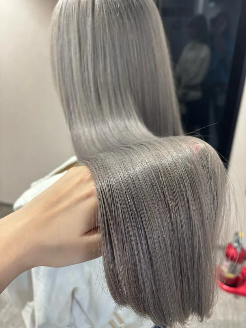 ロング カラー 黒髪 ブリーチ ケアブリーチ ダブルカラー シルバー ヘアカラー 松井那津子 /ハイライトブリーチのヘアスタイル