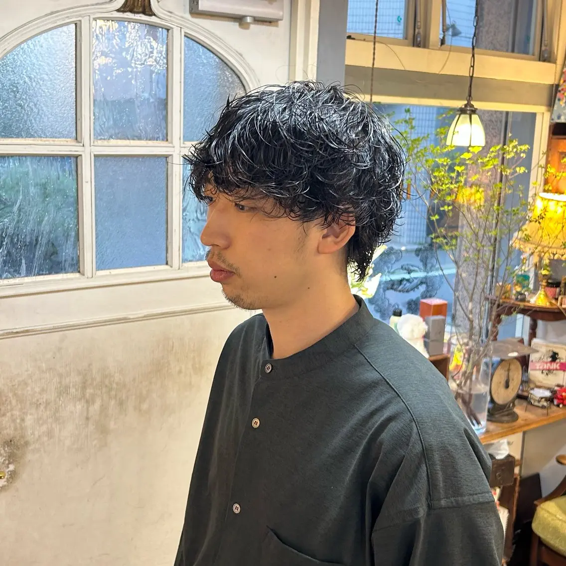 ミディアム パーマ メンズ ミディアムパーマ メンズパーマ ニュアンスパーマ カット パーマ ヘッドスパ BRITS 渡辺 菜々子のヘアスタイル