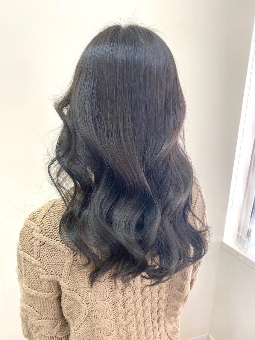 セミロング カラー ヘアカラー トリートメント 服部 樹季のヘアスタイル