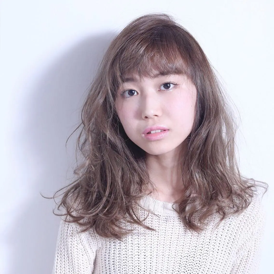 セミロング カラー ブリーチ 透明感カラー グレージュ 海外風レイヤーカット 👑店長 平松 由のヘアスタイル