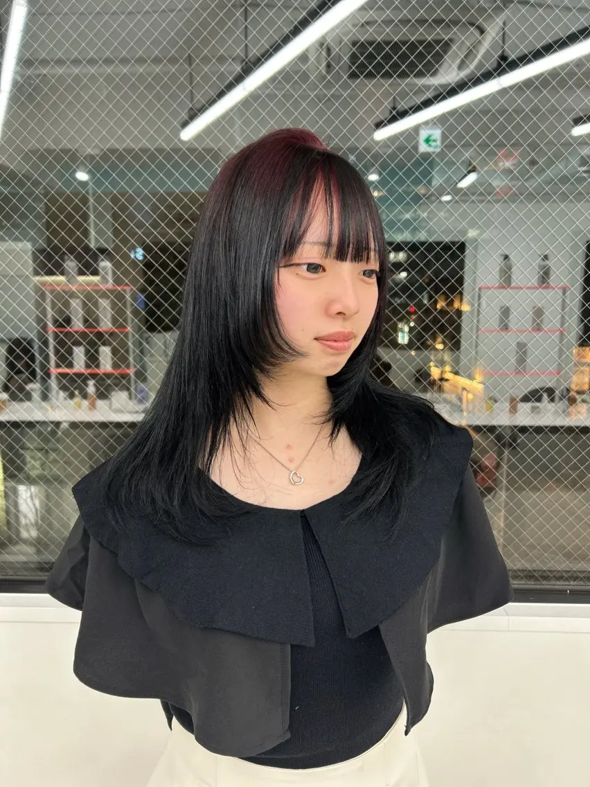 ロング カラー カット ヘアカラー トリートメント ヘッドスパ 縮毛ブリーチ／黒染め 複雑履歴／ホワイトのヘアスタイル