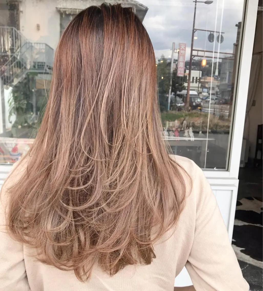 ロング カラー ヘアアレンジ お団子ヘア 切りっぱなしボブ バレイヤージュ ブリーチ デザインカラー Mariana/ 鶴原-ハイライトのヘアスタイル