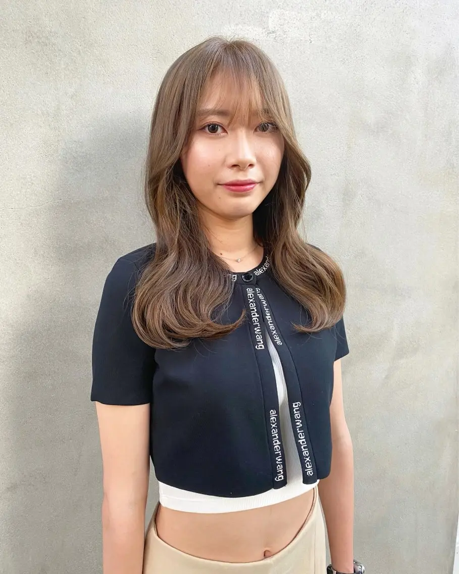 セミロング カラー ベージュカラー ブリーチ オリーブベージュ トリートメント SHICENEケイ レイヤーカット🦋のヘアスタイル