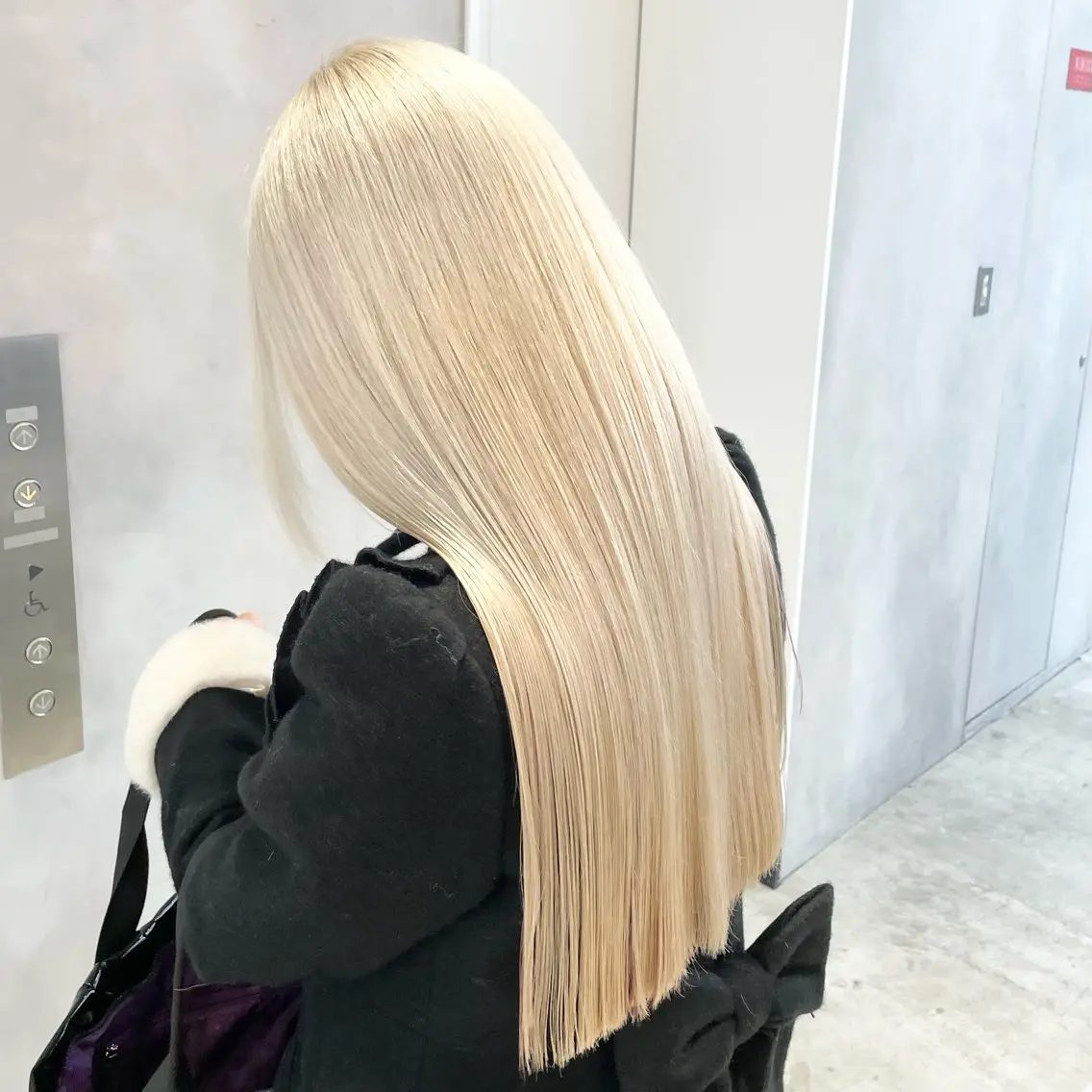ロング カラー ブリーチ 抜きっぱなしブロンド ブロンド デザインカラー ホワイトブロンド ハイトーン×レイヤー ／遠藤将太のヘアスタイル