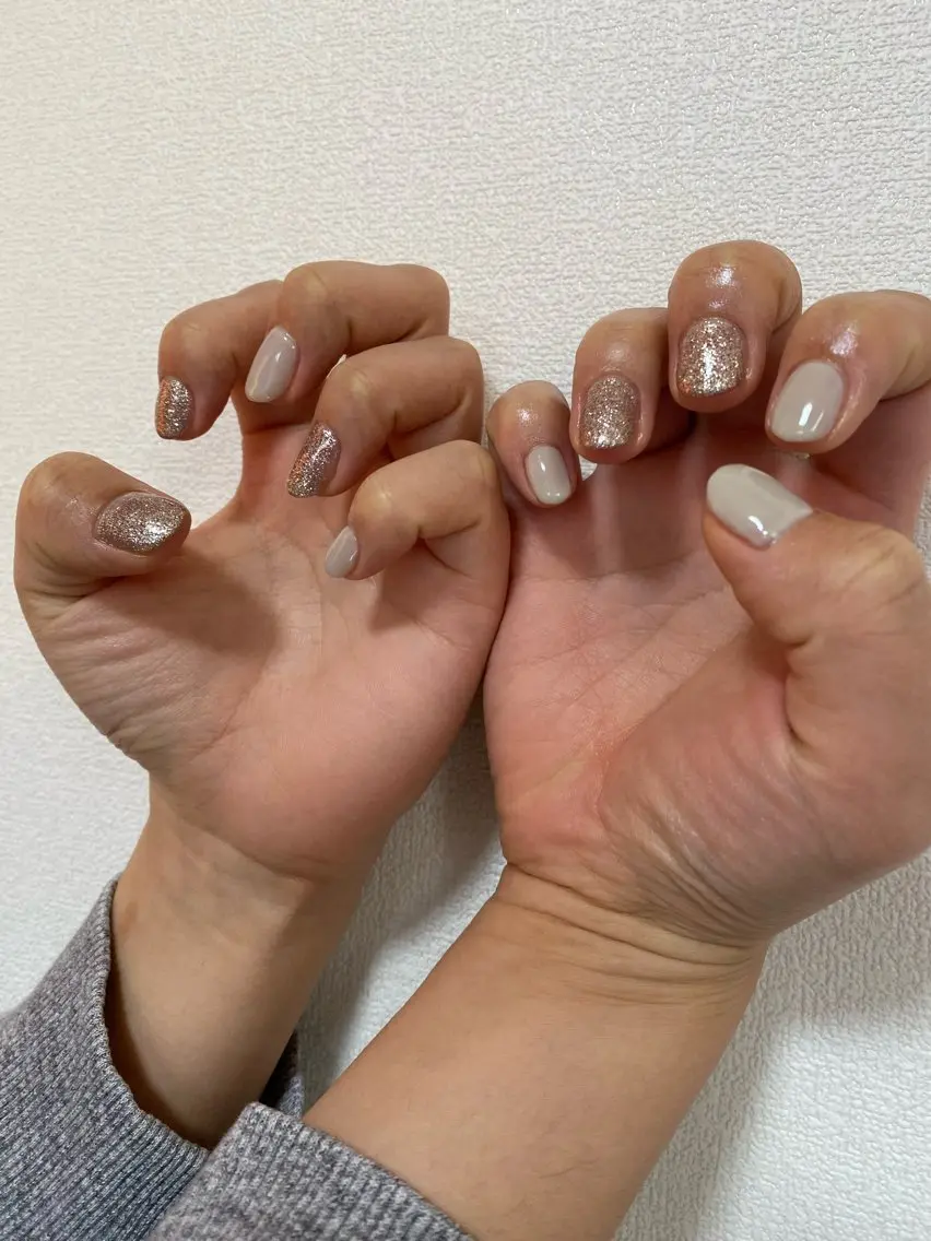 ネイル キラキラネイル ホワイト ハンドネイル 自宅サロン FeelFreeのマツエク・マツパデザイン