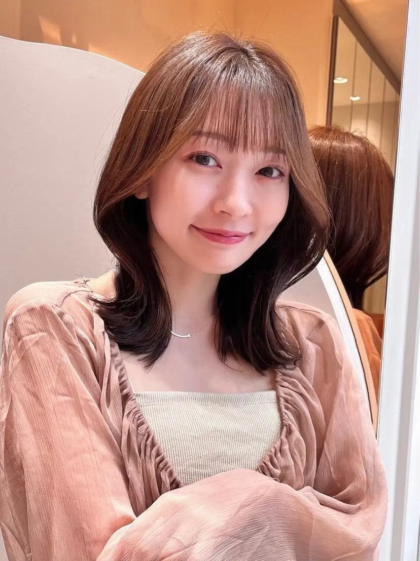 ミディアム くびれヘア デート レイヤーカット 小顔カット 外ハネヘア カット ヘアカラー トリートメント 小顔レイヤー/顔周り 艶髪カラー/金山のヘアスタイル