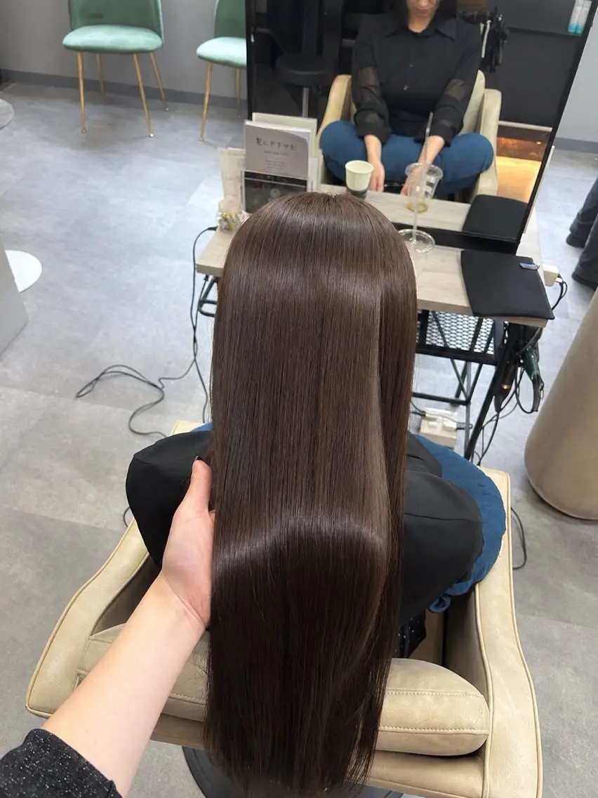 ロング カラー ベージュカラー ヘアカラー トリートメント 羽成 優衣菜のヘアスタイル