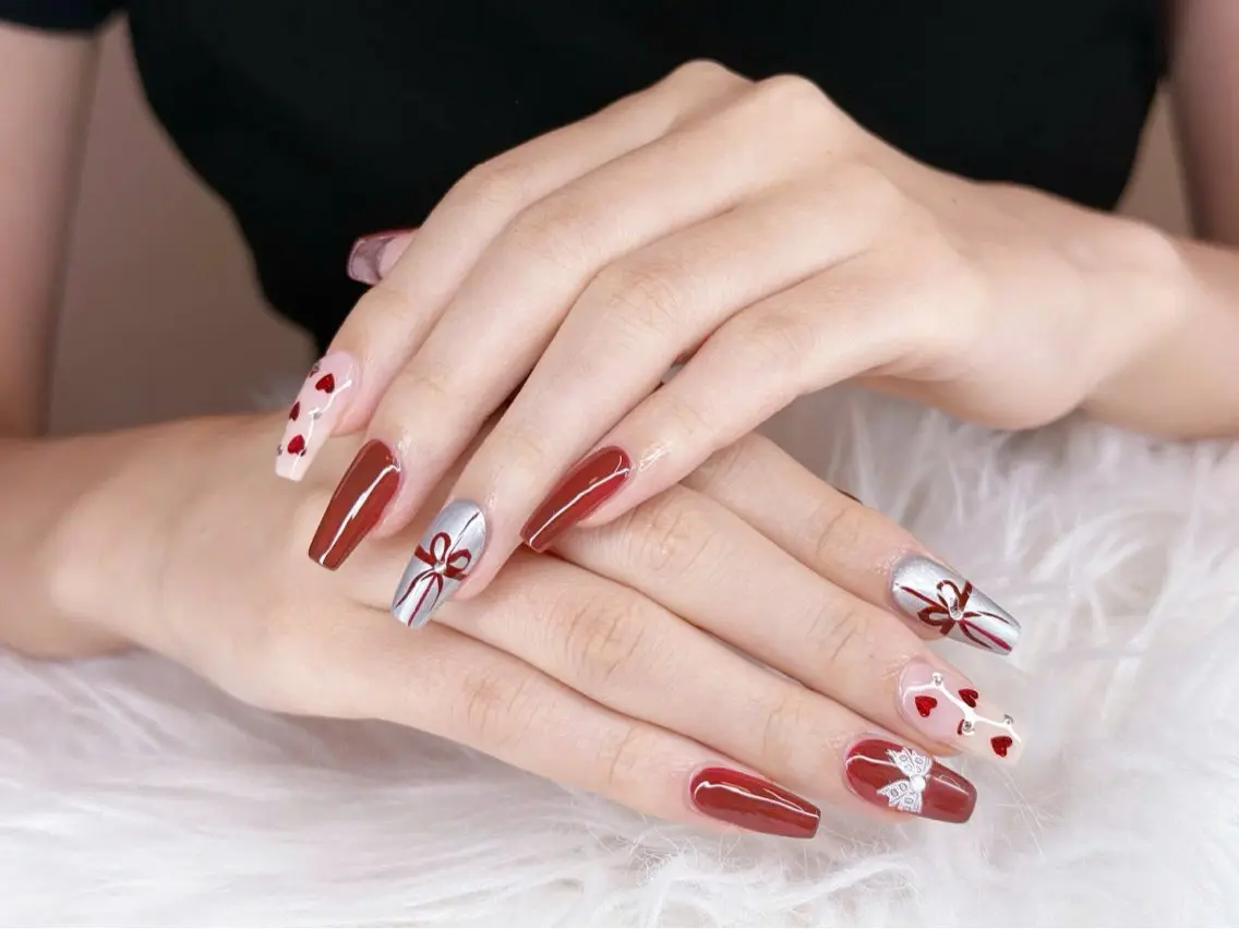 ネイル ボルドー ハート ミラーネイル リボン Kaori Nailのネイルデザイン