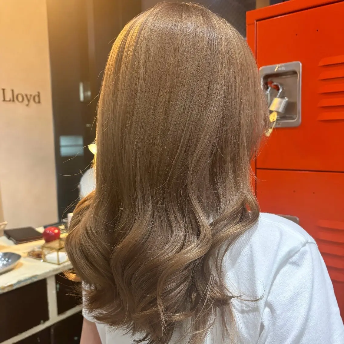 ミディアム カラー ベージュカラー ブリーチ ミルクティーベージュ オカベ ショウマのヘアスタイル