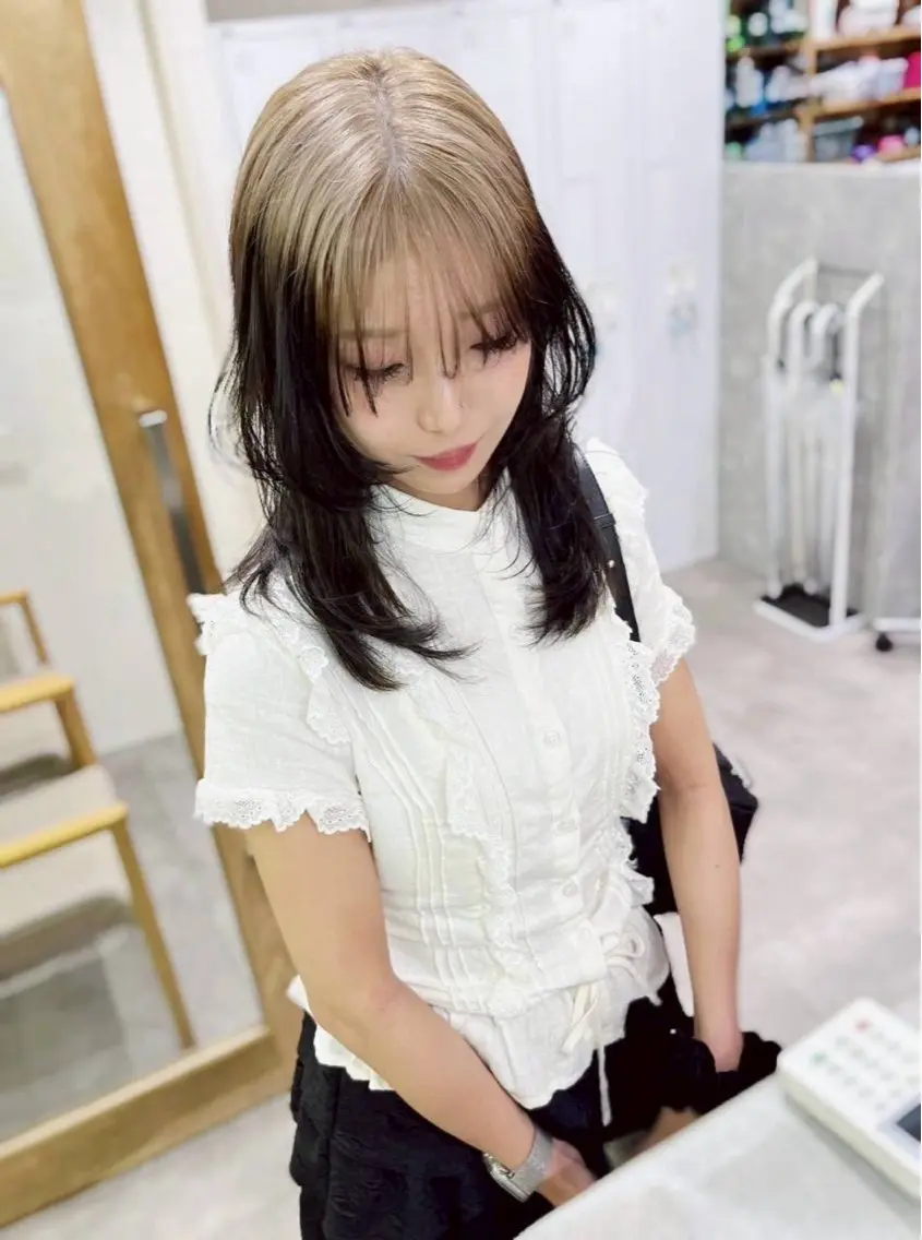 セミロング カラー ベージュカラー ブリーチ ケアブリーチ 透明感カラー グレージュ ヘアカラー レイヤー/ショート chere狭山のヘアスタイル