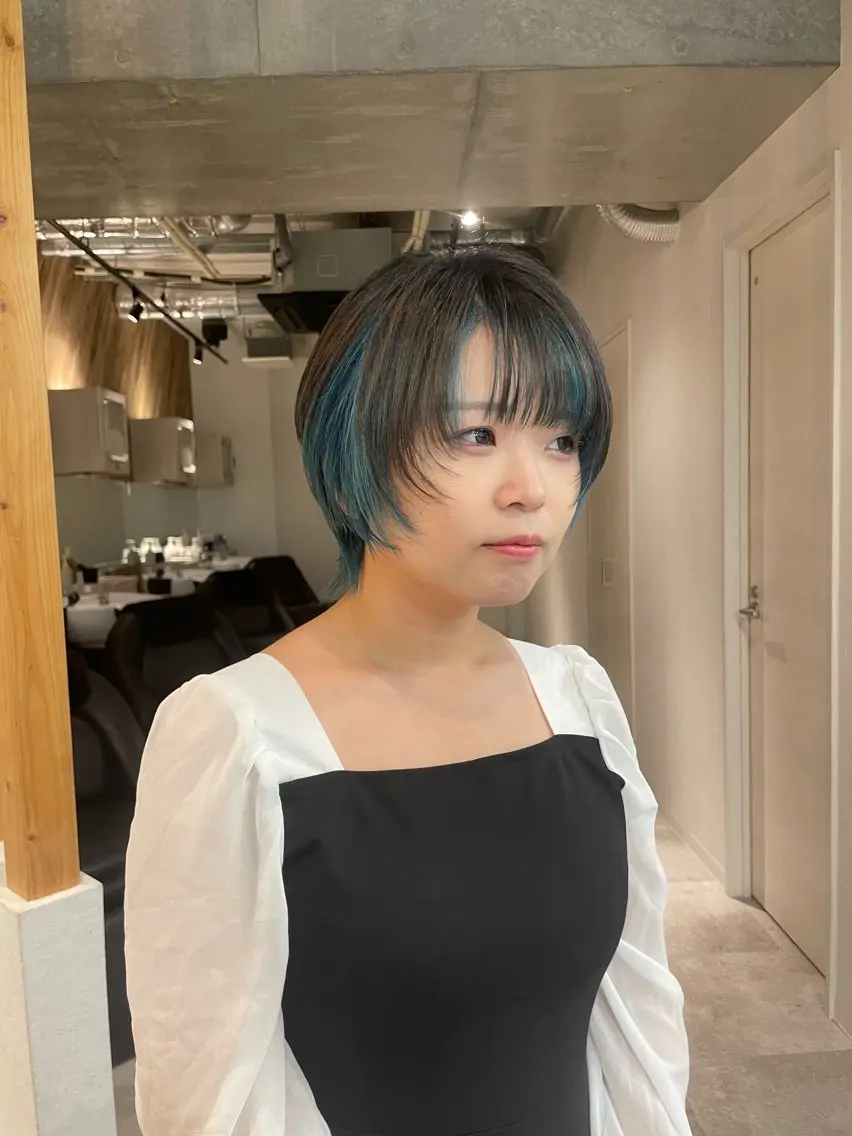 《インナーカラー+カット》ナチュラルの中に周りと差をつけ個性のあるヘアスタイル🍒の写真