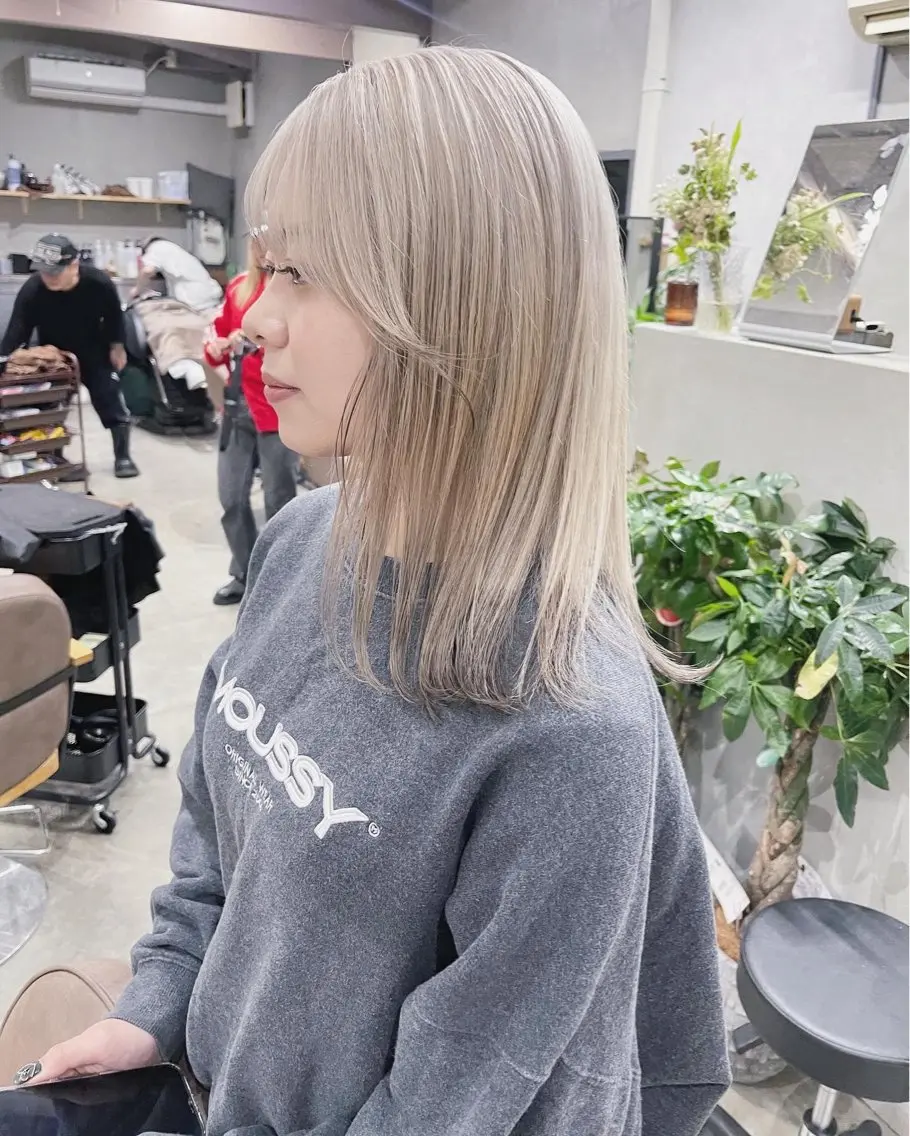 ミディアム カラー ベージュカラー ミルクティーベージュ ホワイトベージュ ヘアカラー トリートメント AiM 大名　似合わせカットのヘアスタイル
