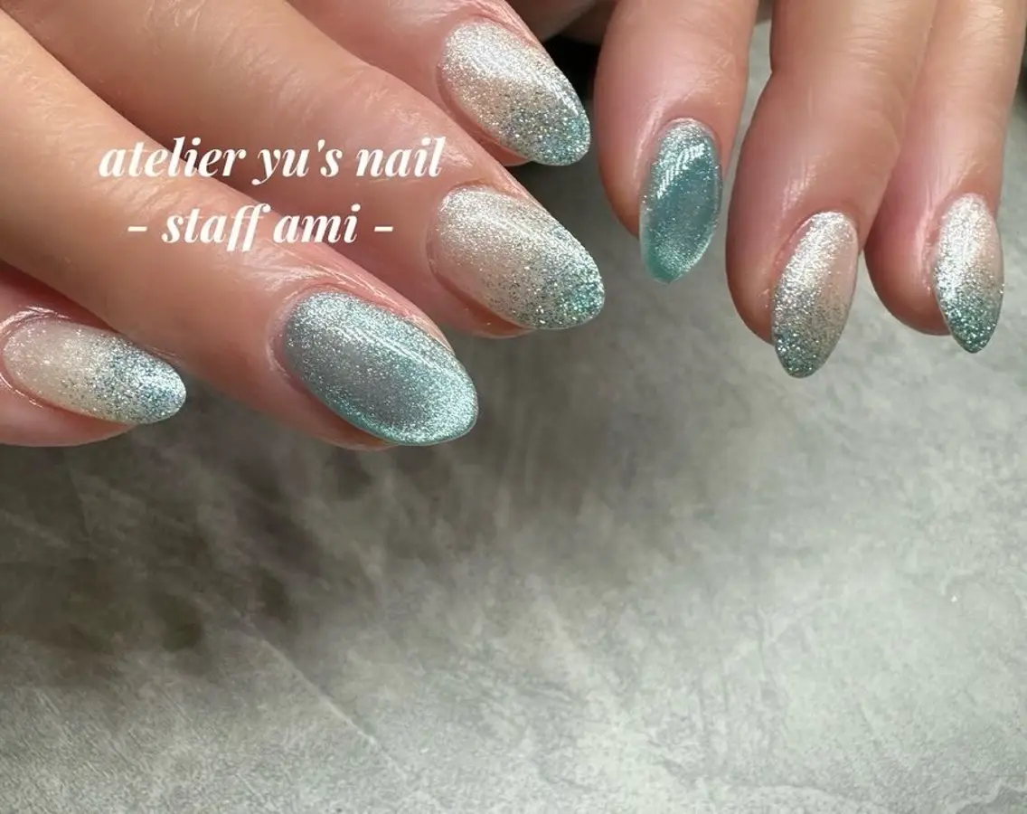 ネイル ブルー フラッシュネイル ジェルネイル グリーン ラメ(グリッター) ハンドネイル ハンドケア atelier yu's nailのネイルデザイン